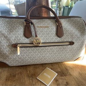 Michael Kors Weekender. Gorgeous travel bag. Excellent condition. Closet kept.